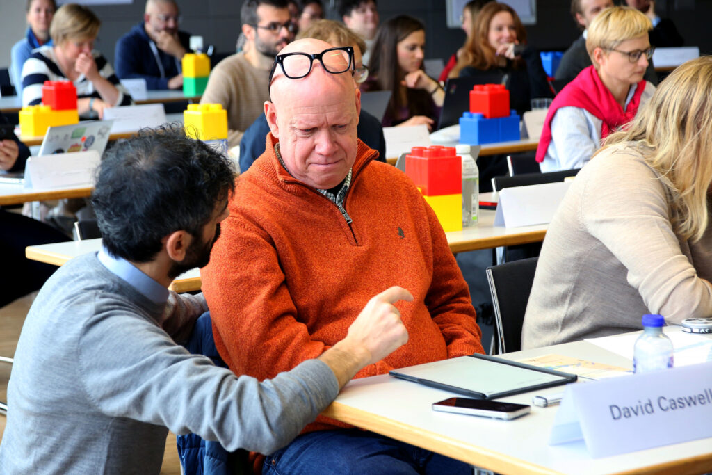 Alessandro Alviani, Lead Generative AI Süddeutsche Zeitung (left) talking to AI consultant David Caswell (right). Photo: Akademie für Politische Bildung