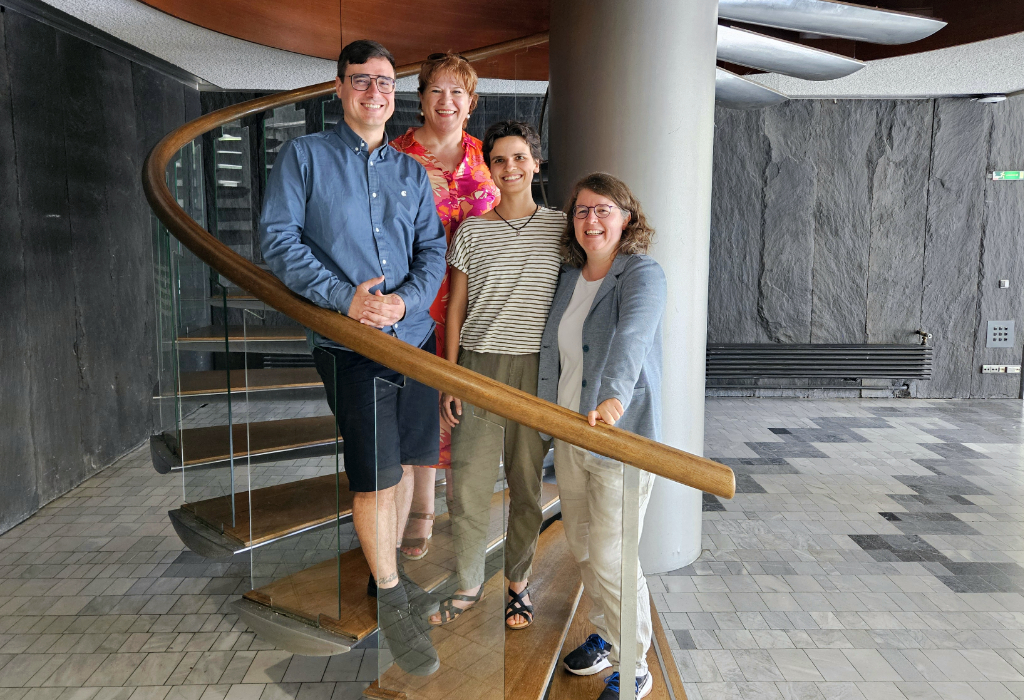 The Dialect Transcription Team: Dr. Constantin Förster, scientific documentarian at the BR archive, Gabriele Wenger-Glemser, head of the Documentation and Research Department at BR, Verena Blaschke, scientific associate at the Center for Information and Language Processing at LMU Munich (CIS), Prof. Dr. Barbara Plank, co-director of CIS (from left to right).
Photo: BR/Hannah Schlenker