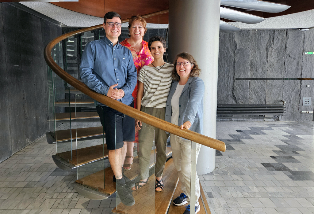 Das Dialekt-Transkriptions-Team: Dr. Constantin Förster, wissenschaftlicher Dokumentar im BR-Archiv, Gabriele Wenger-Glemser, Leiterin der Abteilung Dokumentation und Recherche im BR, Verena Blaschke, wissenschaftliche Mitarbeiterin am Centrum für Informations- und Sprachverarbeitung an der LMU München (CIS), Prof. Dr. Barbara Plank, Co-Direktorin des CIS (von links nach rechts). Bild: BR/Hannah Schlenker