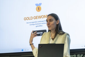 Eine Frau vor einem Mnitor