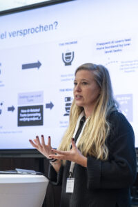 Eine Frau vor einem Monitor