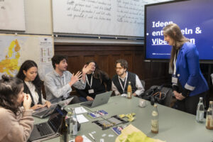 Sechs Personen an einem Tisch