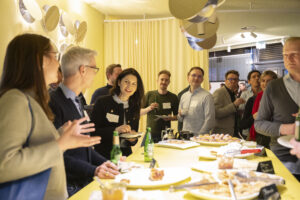 10 Menschen, die in einer Lounge miteinander reden.