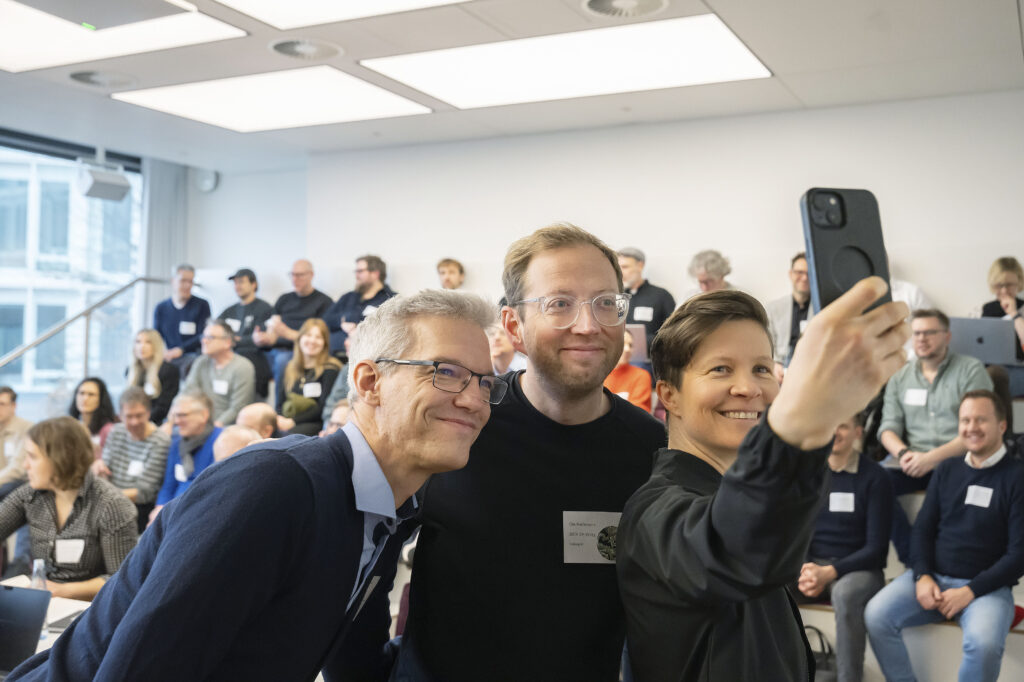 Uli Köppen macht ein Selfie mit Bernd Oswald und Ole Reißmann