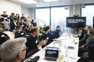 Konferenzraum mit Monitor