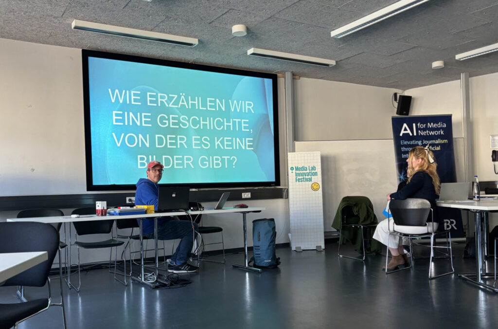 Ein Mann in einem Konferenzraum vor einem Monitor